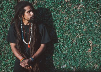 Evaflow – Familiar Stranger